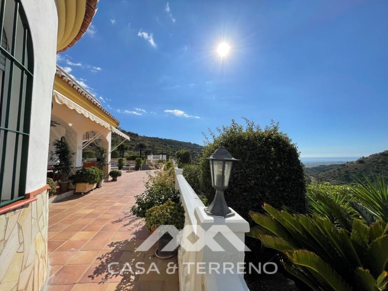 Chalet de 4 habitaciones en Arenas en venta con piscina - 699.999 € (Ref: 9999579)