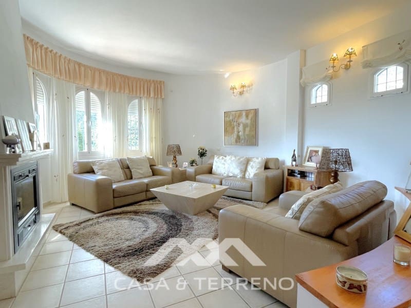 Chalet de 4 habitaciones en Arenas en venta con piscina - 699.999 € (Ref: 9999579)
