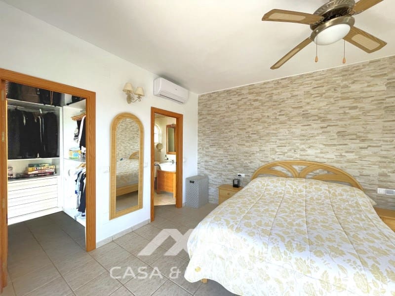 Chalet de 4 habitaciones en Arenas en venta con piscina - 699.999 € (Ref: 9999579)