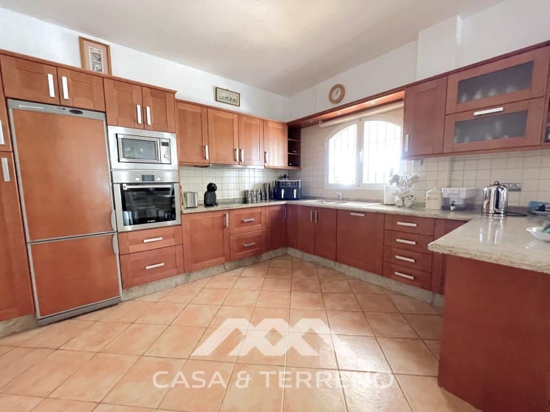Chalet de 4 habitaciones en Arenas en venta con piscina - 699.999 € (Ref: 9999579)