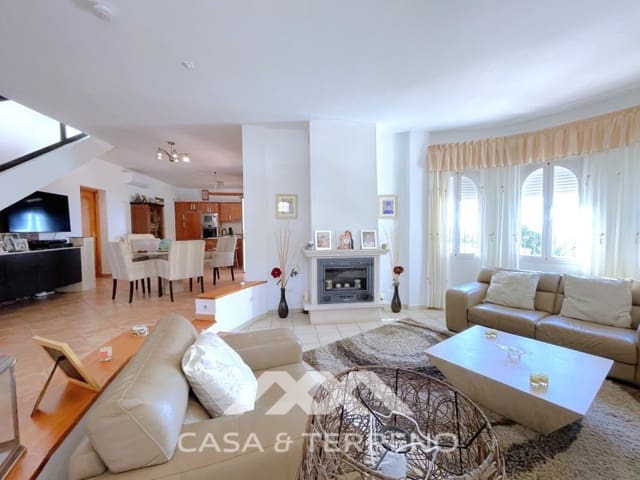 Chalet de 4 habitaciones en Arenas en venta con piscina - 699.999 € (Ref: 9999579)