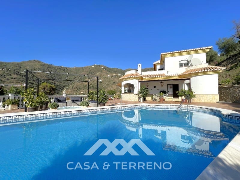 Chalet de 4 habitaciones en Arenas en venta con piscina - 699.999 € (Ref: 9999579)