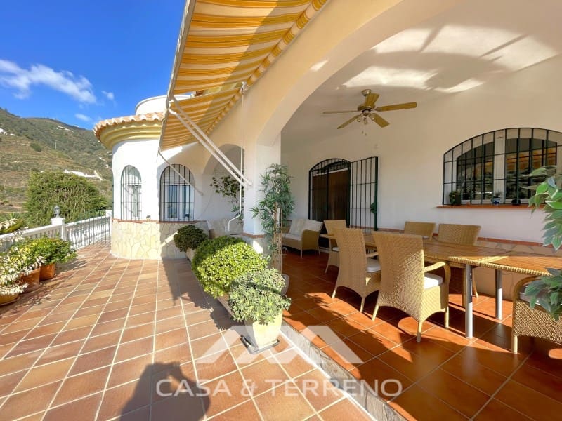 Chalet de 4 habitaciones en Arenas en venta con piscina - 699.999 € (Ref: 9999579)