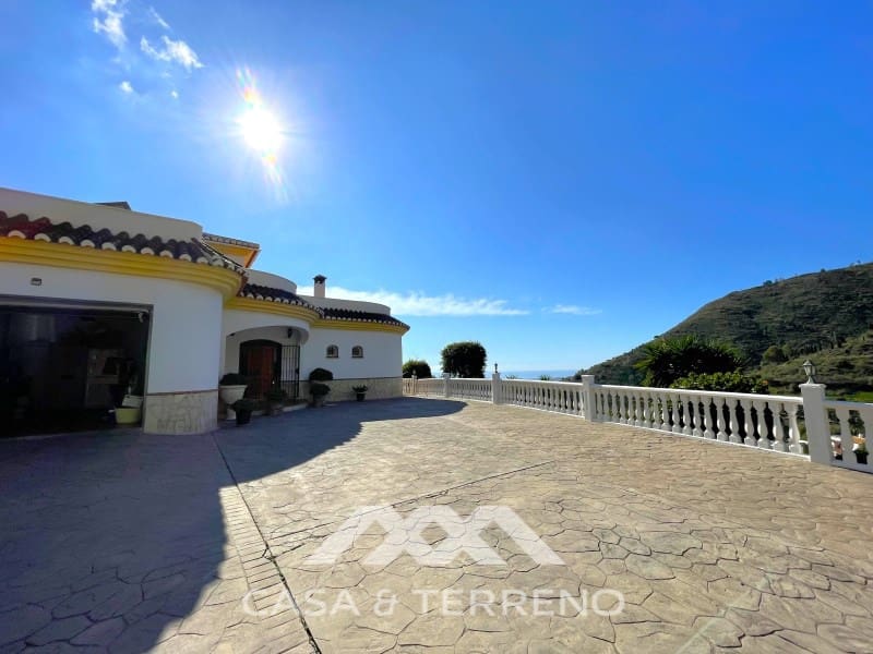 Chalet de 4 habitaciones en Arenas en venta con piscina - 699.999 € (Ref: 9999579)
