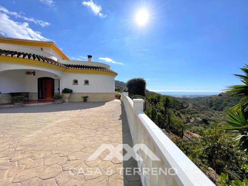Chalet de 4 habitaciones en Arenas en venta con piscina - 699.999 € (Ref: 9999579)
