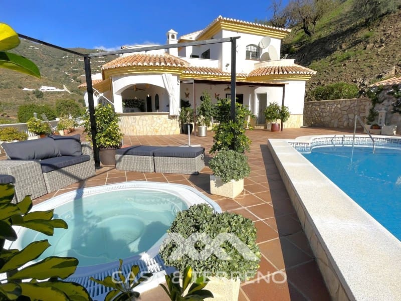 Chalet de 4 habitaciones en Arenas en venta con piscina - 699.999 € (Ref: 9999579)