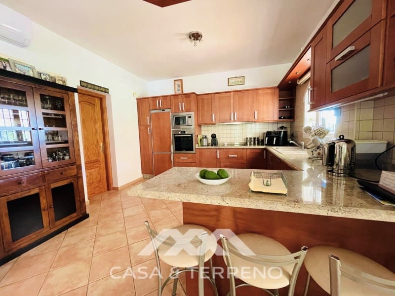 Chalet de 4 habitaciones en Arenas en venta con piscina - 699.999 € (Ref: 9999579)