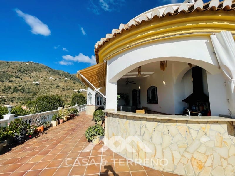 Chalet de 4 habitaciones en Arenas en venta con piscina - 699.999 € (Ref: 9999579)