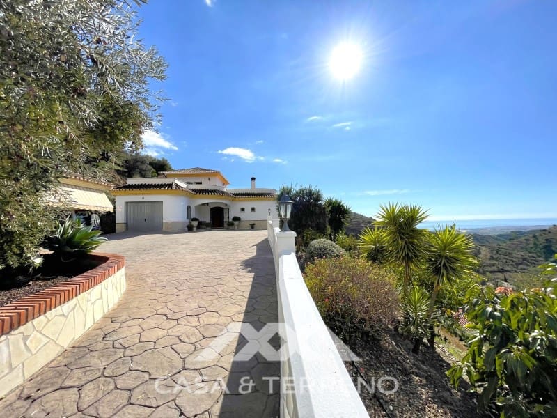 Chalet de 4 habitaciones en Arenas en venta con piscina - 699.999 € (Ref: 9999579)