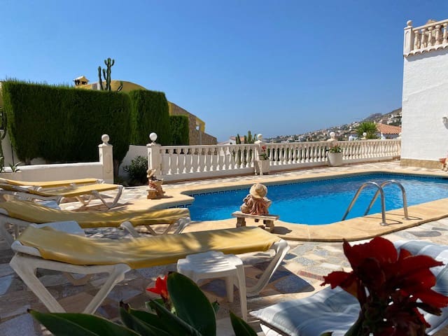 4 chambre Villa/Maison à vendre à Cumbre del Sol avec piscine garage - 1 050 000 € (Ref: 10086876)