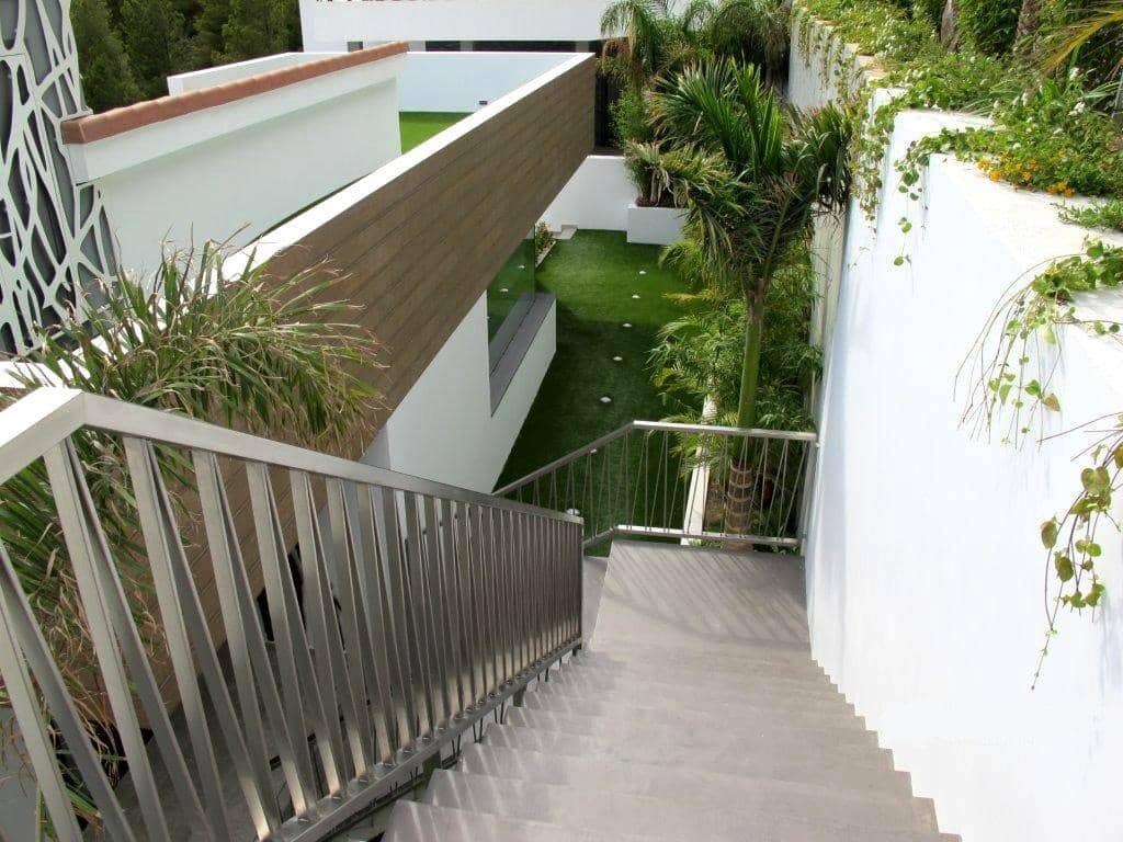 4 bedroom Villa for sale in Altea with pool garage - € 2,850,000 (Ref: 7312982)