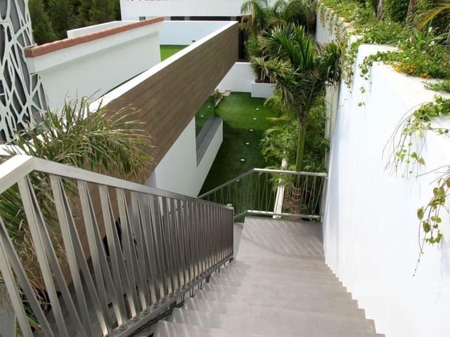 4 bedroom Villa for sale in Altea with pool garage - € 2,850,000 (Ref: 7312982)