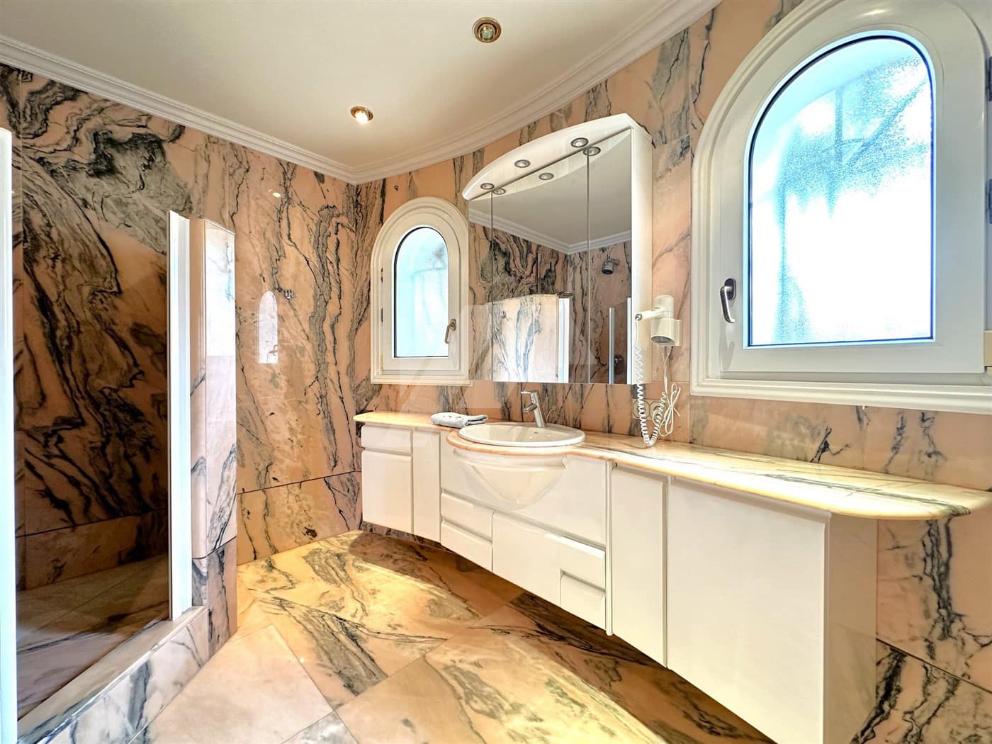 2 makuuhuone Huvila myytävänä paikassa Benissa mukana uima-altaan 
autotalli - 1 990 000 € (Ref: 8410897)