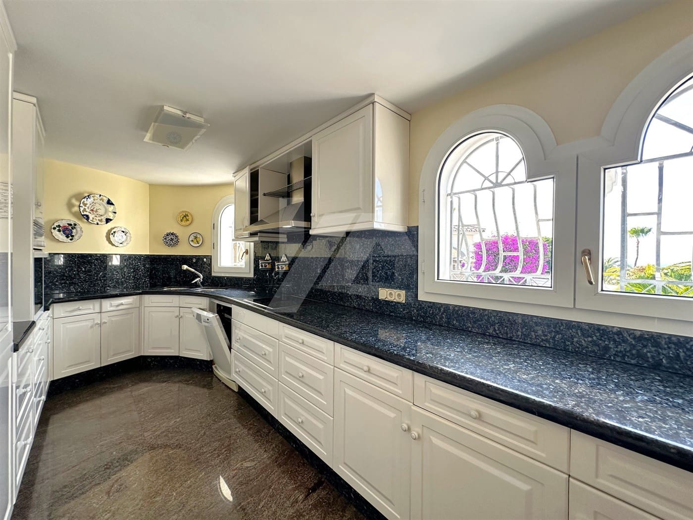 2 makuuhuone Huvila myytävänä paikassa Benissa mukana uima-altaan 
autotalli - 1 990 000 € (Ref: 8410897)