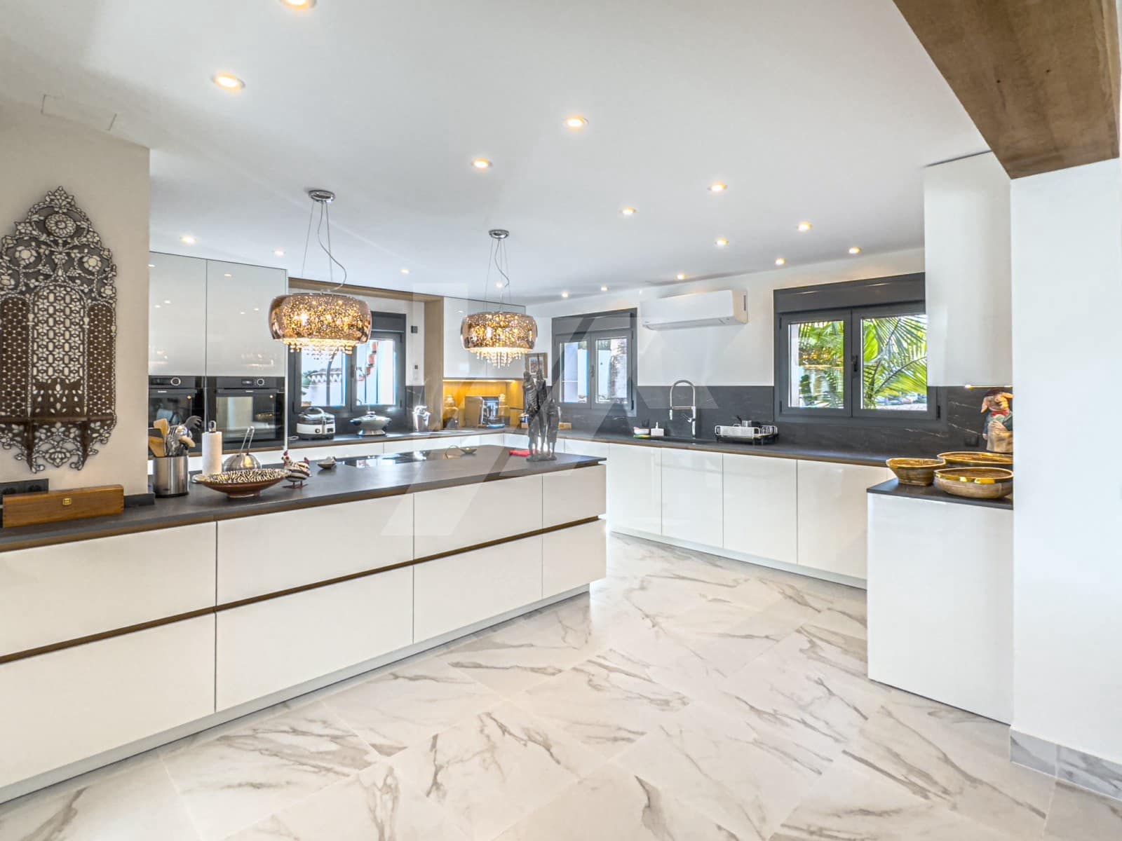 4 makuuhuone Huvila myytävänä paikassa Benissa mukana uima-altaan 
autotalli - 2 490 000 € (Ref: 9215626)