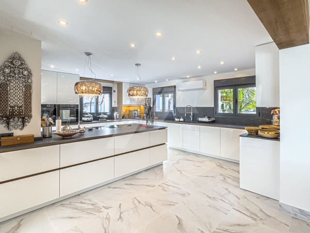 4 makuuhuone Huvila myytävänä paikassa Benissa mukana uima-altaan 
autotalli - 2 490 000 € (Ref: 9215626)