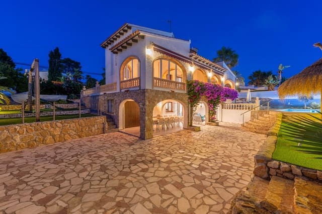 Chalet de 4 habitaciones en Moraira, Teulada-Moraira en venta con piscina garaje - 1.360.000 € (Ref: 9293359)