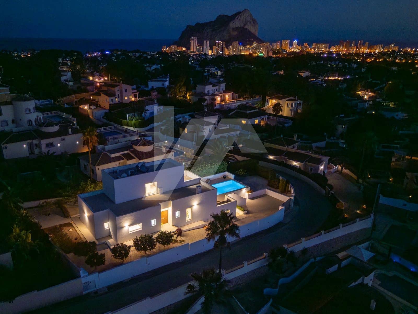 4 bedroom Villa for sale in Calpe / Calp with pool garage - € 1,380,000 (Ref: 9737204)