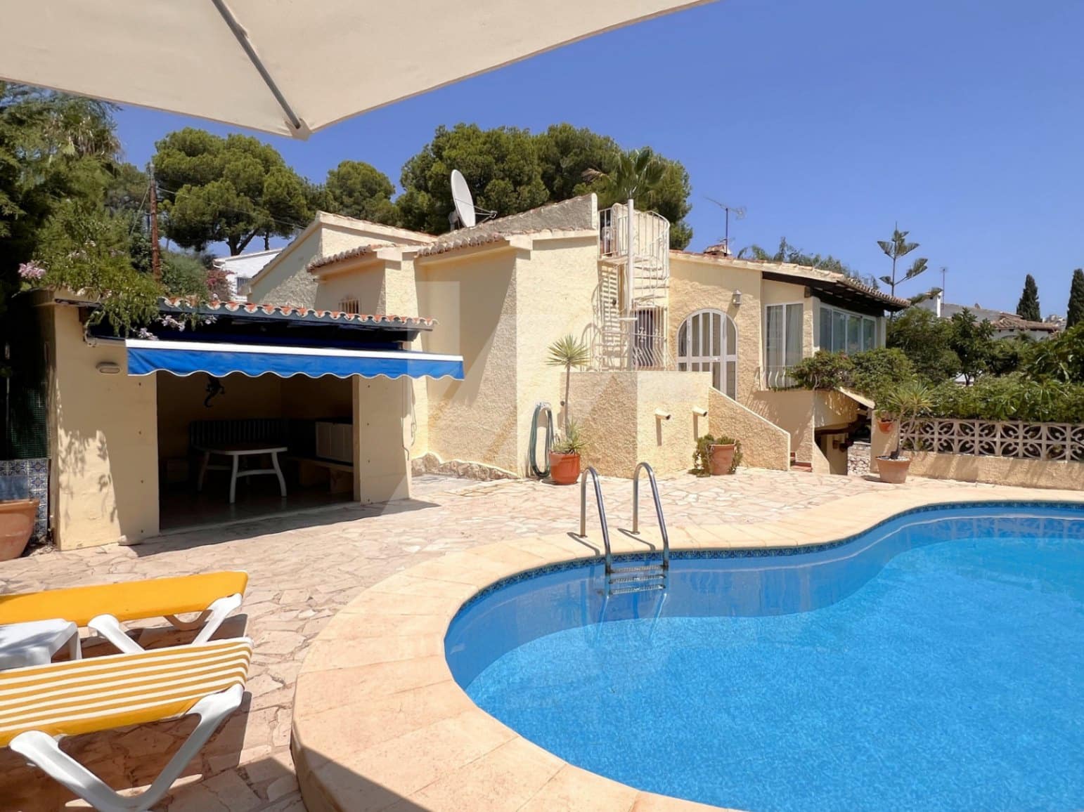 3 soveværelse Villa til salg i Moraira med swimmingpool garage - € 635.000 (Ref: 9879781)