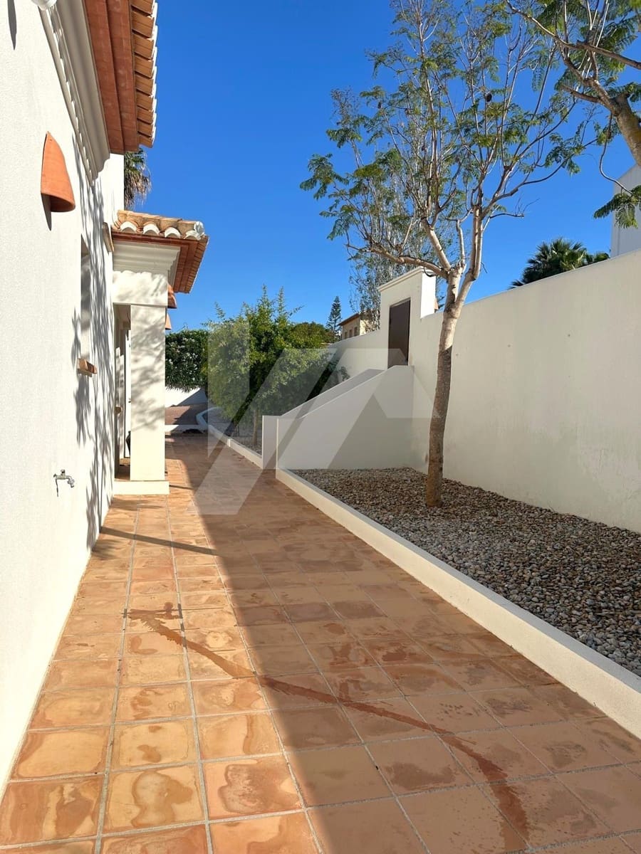 3 bedroom Villa for sale in Benissa with pool garage - € 1,450,000 (Ref: 9935129)