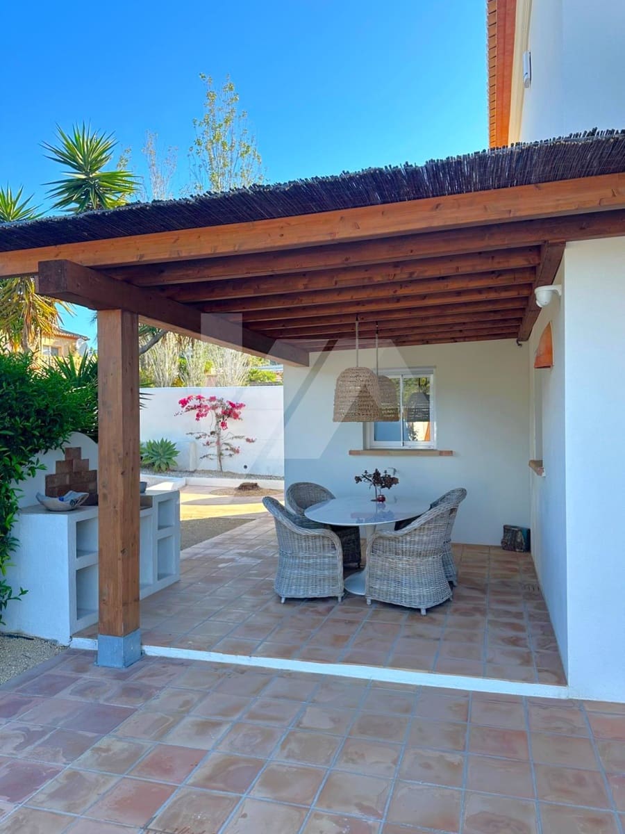 3 bedroom Villa for sale in Benissa with pool garage - € 1,450,000 (Ref: 9935129)