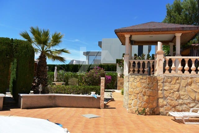 6 bedroom Villa for sale in Calpe / Calp with pool garage - € 590,000 (Ref: 9956545)