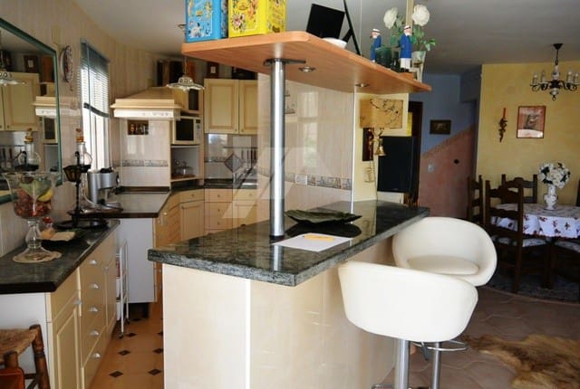 6 bedroom Villa for sale in Calpe / Calp with pool garage - € 590,000 (Ref: 9956545)