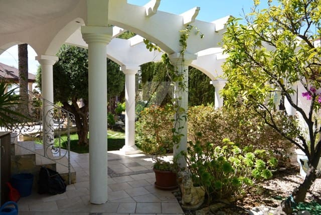 6 bedroom Villa for sale in Calpe / Calp with pool garage - € 590,000 (Ref: 9956545)