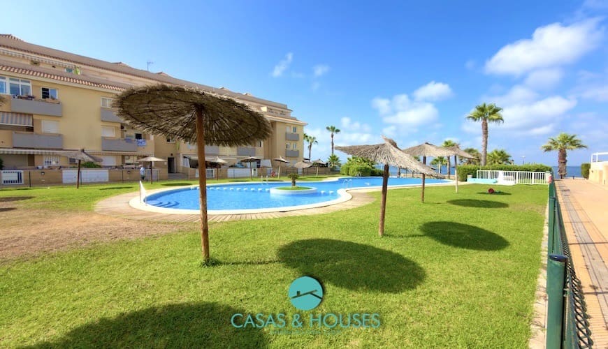 2 soveværelse Lejlighed til salg i La Manga del Mar Menor med swimmingpool garage - € 185.000 (Ref: 10009975)
