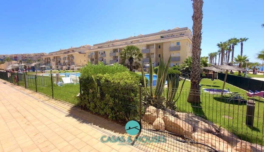 2 soveværelse Lejlighed til salg i La Manga del Mar Menor med swimmingpool garage - € 185.000 (Ref: 10009975)