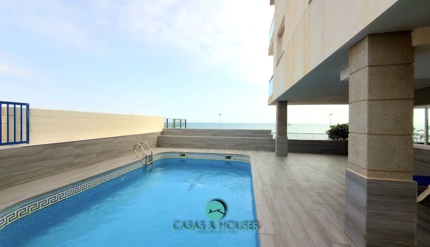 2 soverom Leilighet til salgs i La Manga del Mar Menor med svømmebasseng garasje - € 190 000 (Ref: 10009977)