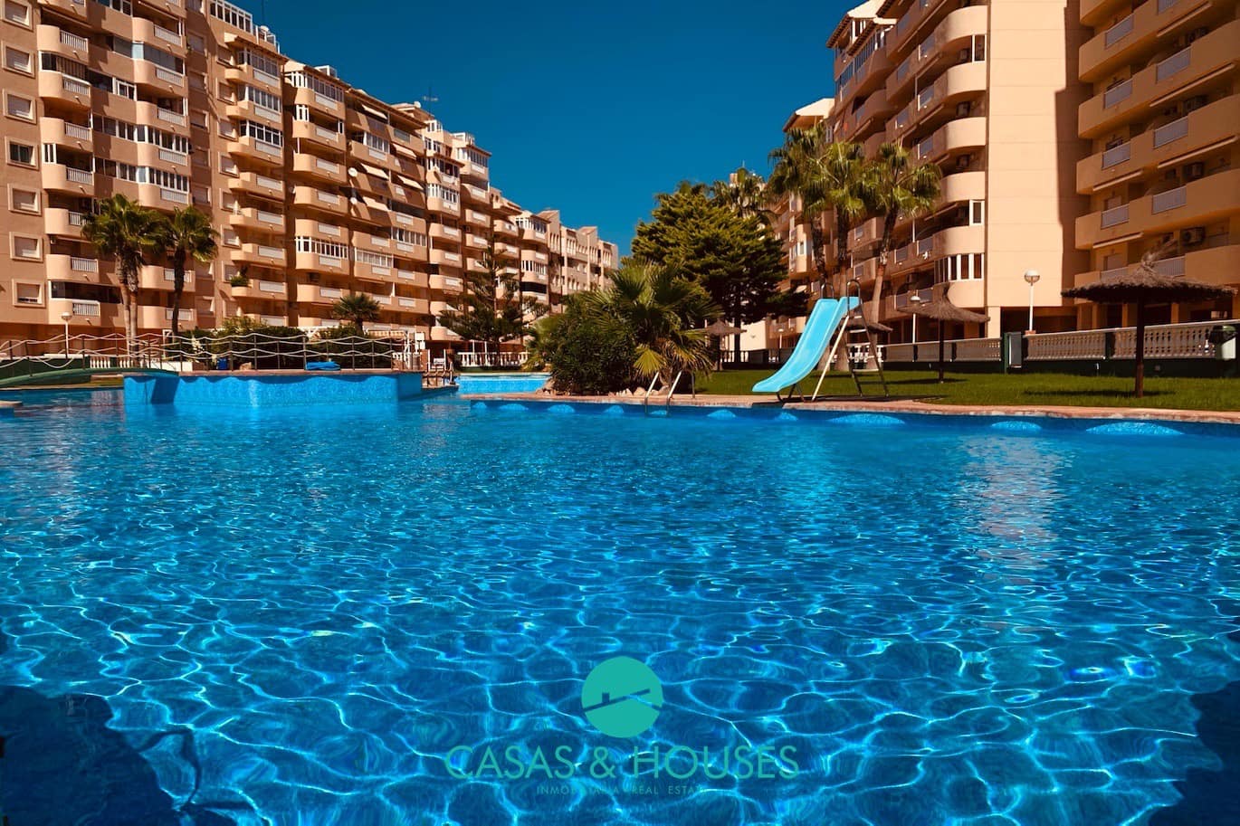 3 chambre Appartement à vendre à La Manga del Mar Menor avec piscine garage - 240 000 € (Ref: 10062552)