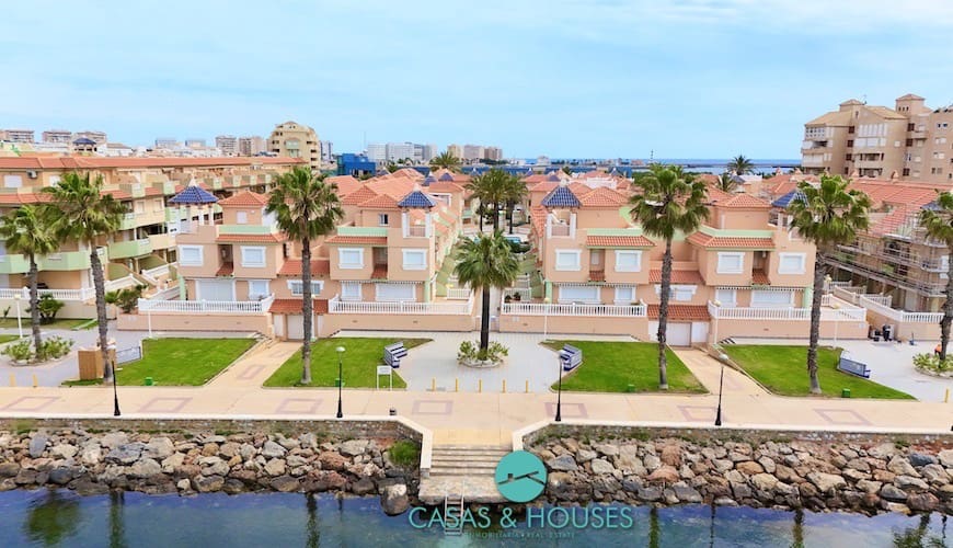 3 quarto Casa em Banda para venda em La Manga del Mar Menor com piscina garagem - 260 000 € (Ref: 8976546)