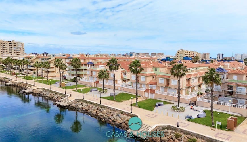 3 quarto Casa em Banda para venda em La Manga del Mar Menor com piscina garagem - 260 000 € (Ref: 8976546)