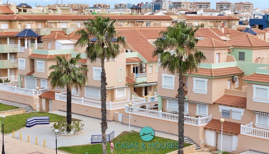 3 quarto Casa em Banda para venda em La Manga del Mar Menor com piscina garagem - 260 000 € (Ref: 8976546)