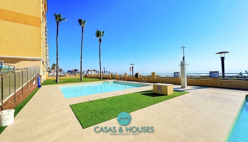 1 bedroom Apartment for sale in La Manga del Mar Menor with pool garage - € 150,000 (Ref: 9101412)