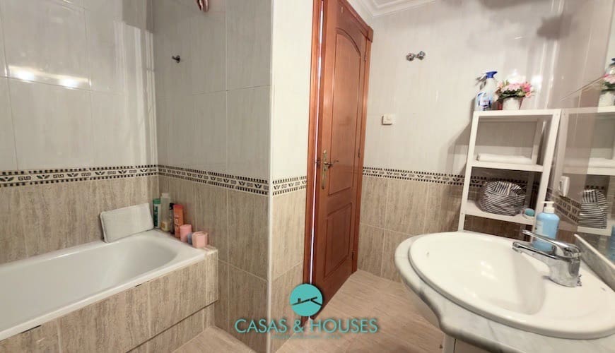 3 sypialnia Apartament na sprzedaż w La Manga del Mar Menor z basenem garażem - 275 000 € (Ref: 9735929)