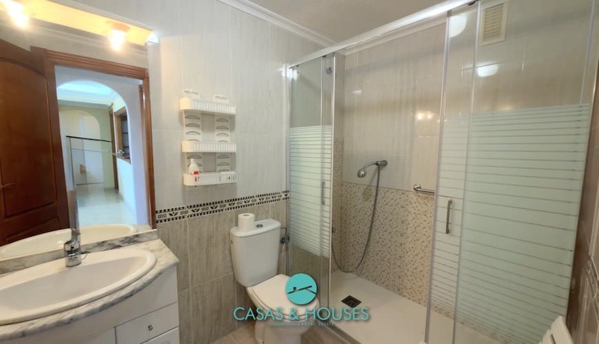 2 bedroom Apartment for sale in La Manga del Mar Menor with pool garage - € 180,000 (Ref: 9756401)