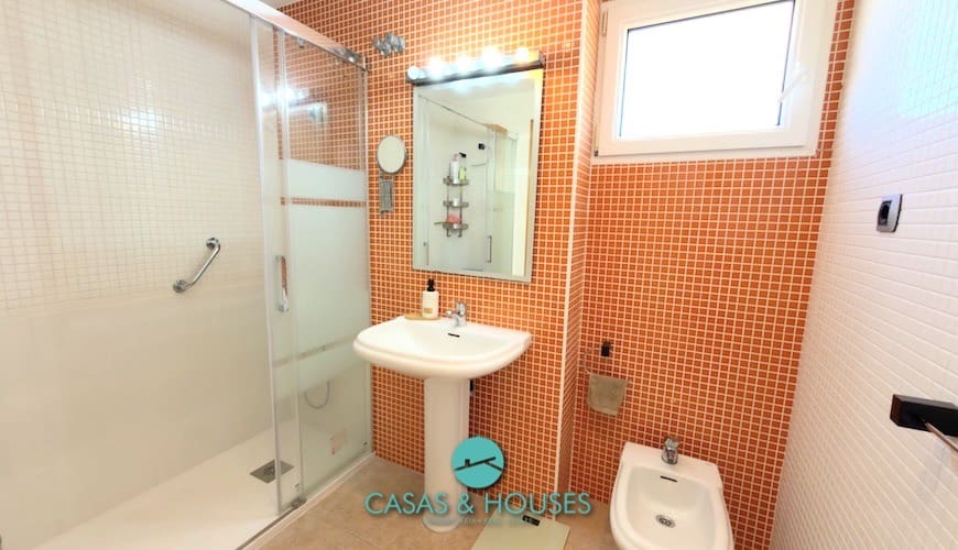 2 soverom Leilighet til salgs i La Manga del Mar Menor med svømmebasseng garasje - € 182 000 (Ref: 9756405)