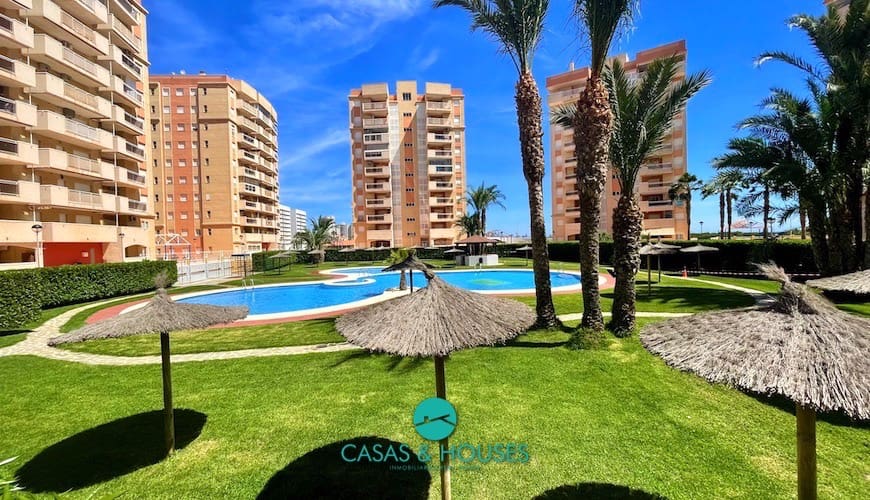 2 sovrum Lägenhet till salu i La Manga del Mar Menor med pool - 195 000 € (Ref: 9759501)