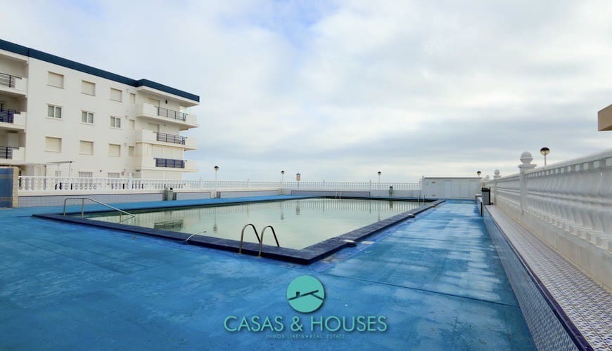 2 Zimmer Apartment zu verkaufen in La Manga del Mar Menor mit Pool - 135.000 € (Ref: 9819651)