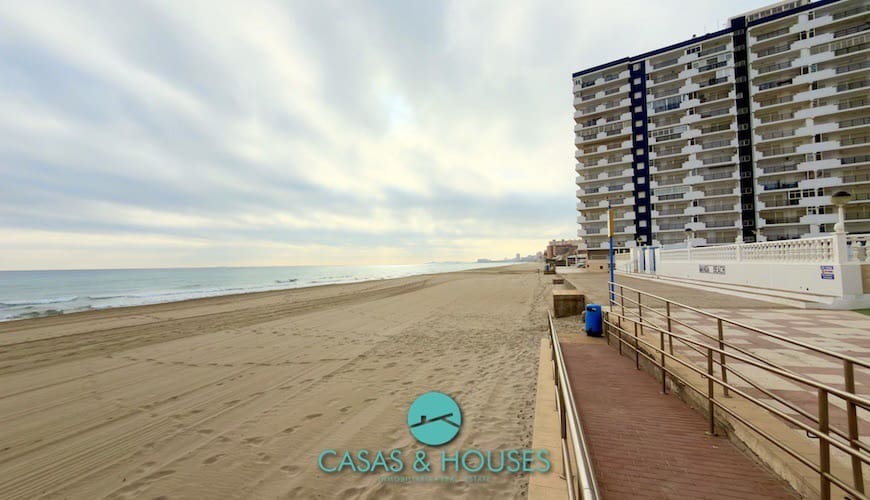 2 Zimmer Apartment zu verkaufen in La Manga del Mar Menor mit Pool - 135.000 € (Ref: 9819651)