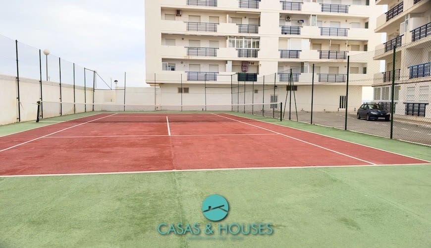 2 Zimmer Apartment zu verkaufen in La Manga del Mar Menor mit Pool - 135.000 € (Ref: 9819651)