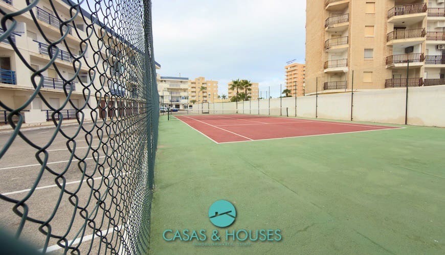 2 Zimmer Apartment zu verkaufen in La Manga del Mar Menor mit Pool - 135.000 € (Ref: 9819651)