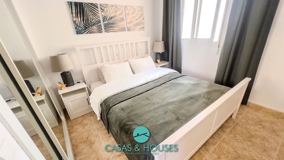 2 soveværelse Lejlighed til salg i La Manga del Mar Menor med swimmingpool - € 147.000 (Ref: 9953048)