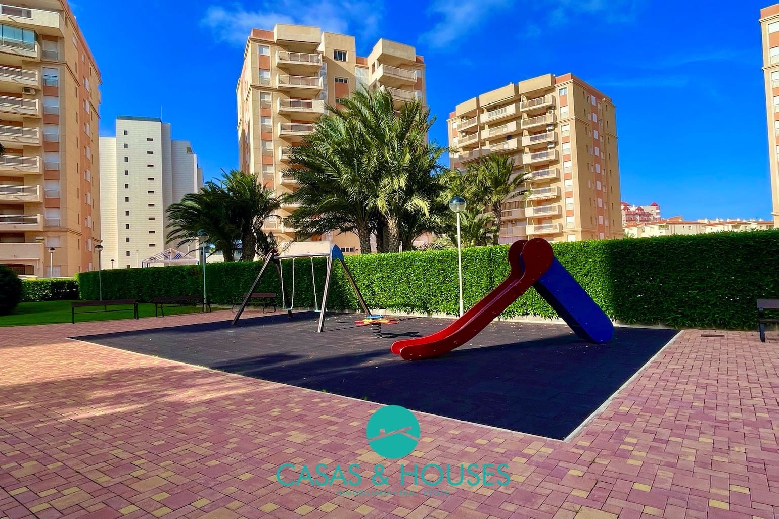 2 soveværelse Lejlighed til salg i La Manga del Mar Menor med swimmingpool - € 190.000 (Ref: 9981271)