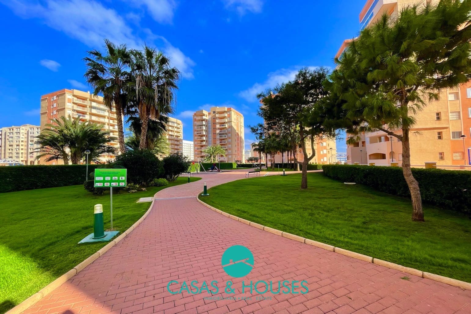 2 soveværelse Lejlighed til salg i La Manga del Mar Menor med swimmingpool - € 190.000 (Ref: 9981271)