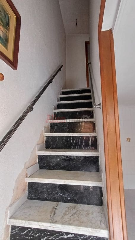 2 slaapkamer Halfvrijstaande villa te koop in Oviedo - € 50.000 (Ref: 9348628)