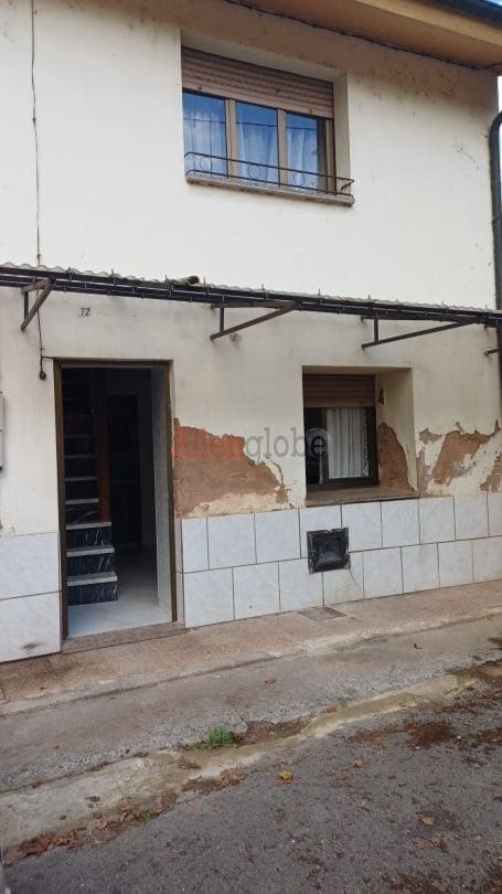 2 slaapkamer Halfvrijstaande villa te koop in Oviedo - € 50.000 (Ref: 9348628)