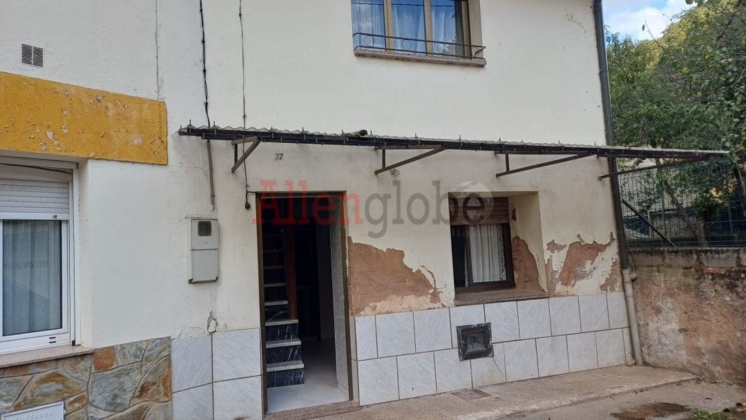 2 slaapkamer Halfvrijstaande villa te koop in Oviedo - € 50.000 (Ref: 9348628)